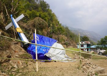 दुर्घटनाग्रस्त हेलिकप्टर त्रिपालले ढाकेर राखियो