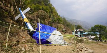 दुर्घटनाग्रस्त हेलिकप्टर त्रिपालले ढाकेर राखियो