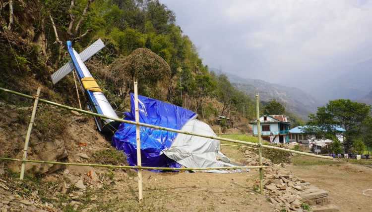 त्रिपालभित्र दुर्घटनाग्रस्त हेलिकोप्टर
खोटाङ, ९ चैत ः खोटाङको केपिलासगढी गाउँपालिका–२ खार्तम्छास्थित बालाबँेसीमा त्रिपालले ढाकेर राखिएको दुर्घटनाग्रस्त एयर डाइनेष्टी कम्पनीको हेलिकोप्ट